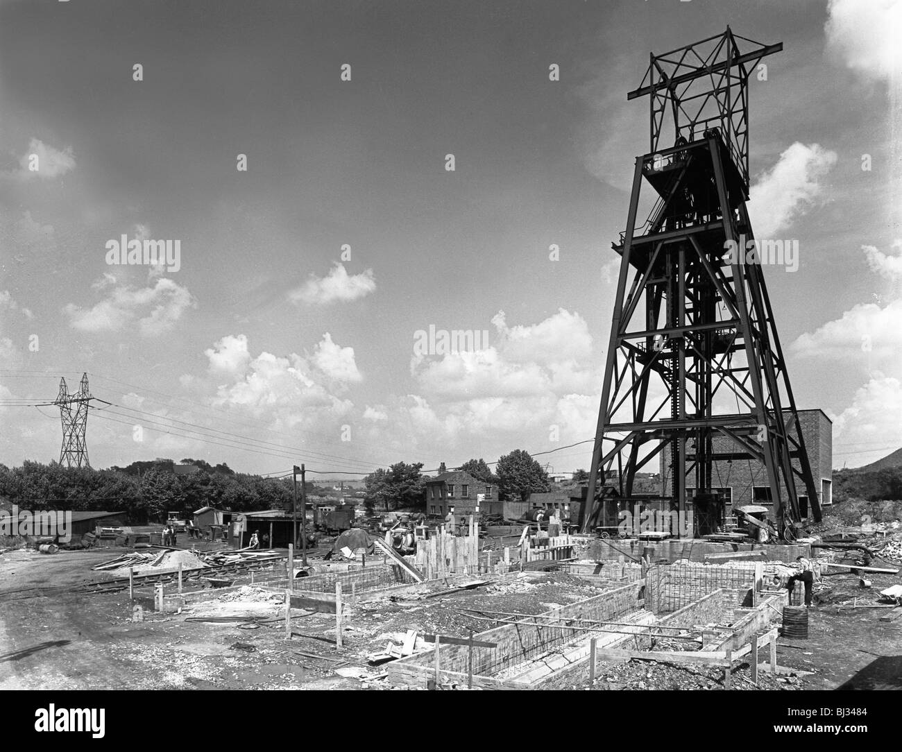 Les nouvelles coiffures à Kilnhurst Colliery, Yorkshire du Sud, 1957. Artiste : Michael Walters Banque D'Images