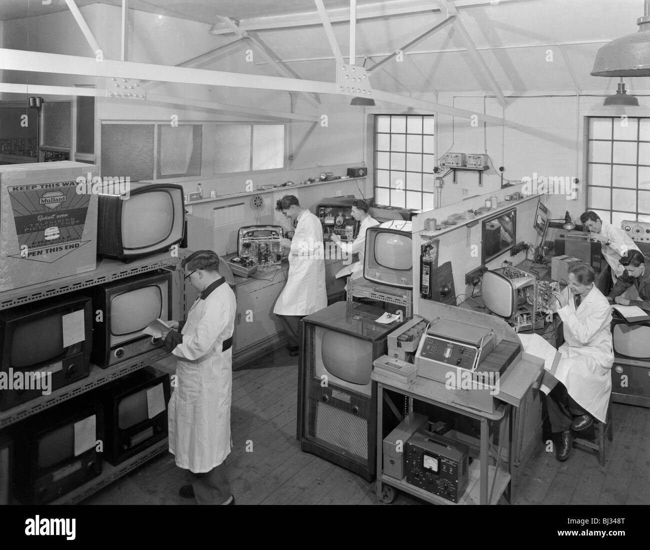 Les techniciens de travailler dans les argiles plat réparation en boutique, Bawtry, Yorkshire du Sud, février 1959. Artiste : Michael Walters Banque D'Images Les techniciens de travailler dans les argiles plat réparation en boutique, Bawtry, Yorkshire du Sud, février 1959. Artiste : Michael Walters Banque D'Images