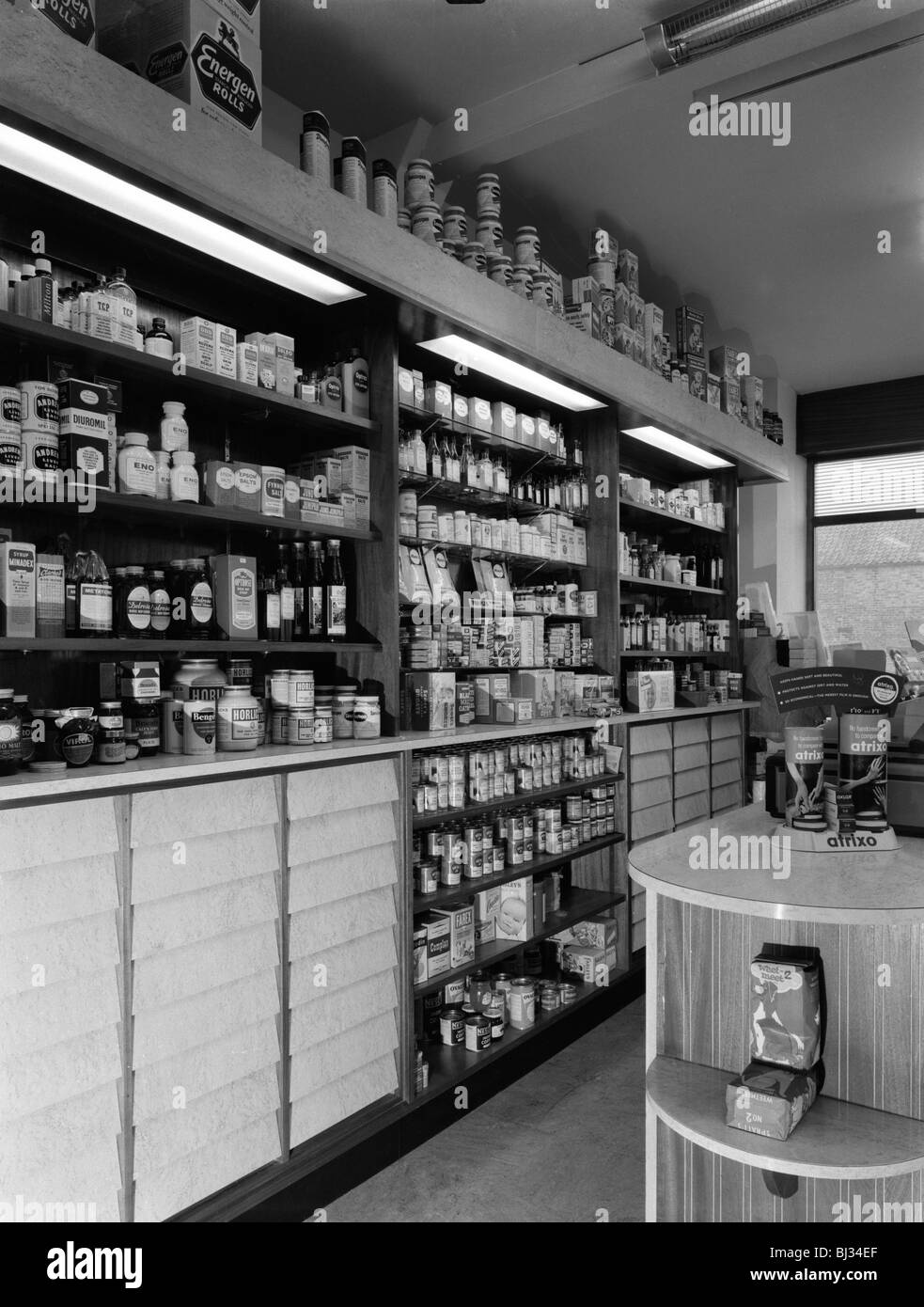 Pharmacie de l'intérieur, Armthorpe, près de Doncaster, dans le Yorkshire du Sud, 1961. Artiste : Michael Walters Banque D'Images