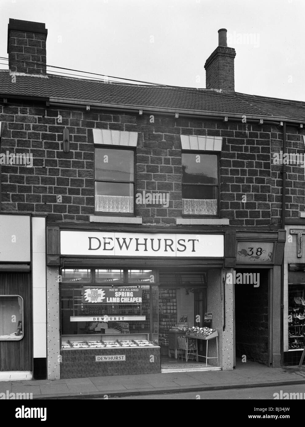 Boucherie traditionnelle dans le Yorkshire du Sud ville de Bawtry, 1962. Artiste : Michael Walters Banque D'Images