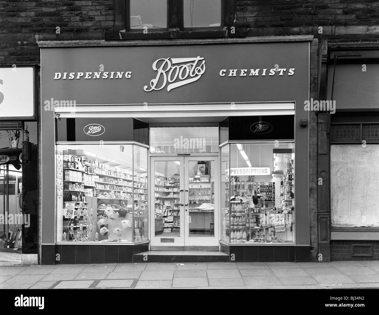 Boots the Chemist, Bawtry, South Yorkshire, 1965. Artiste : Michael Walters Banque D'Images
