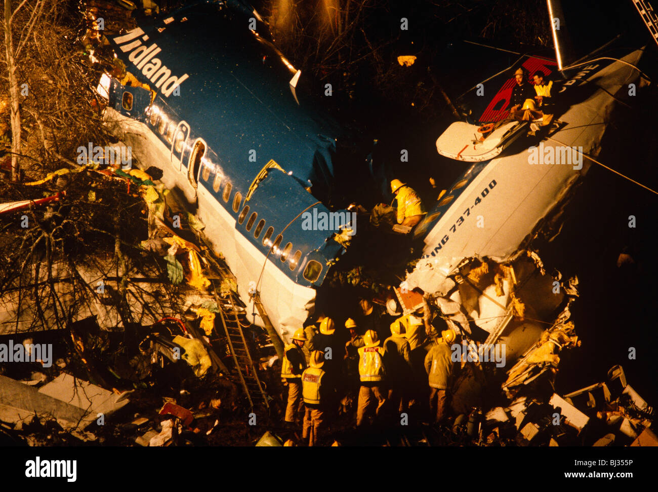 Les équipes de pompiers entrer dans le cadre de l'air cassée d'un Boeing 737-400 de BMA que s'est écrasée sur l'autoroute M1 à Kegworth sur 8/1/89 Banque D'Images