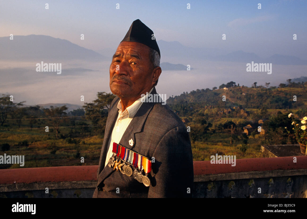 Un rare croix de Victoria se porte sur la poitrine du célèbre vétéran de la guerre de Gurkha népalais Bhanu Bhagta Gurung. Banque D'Images