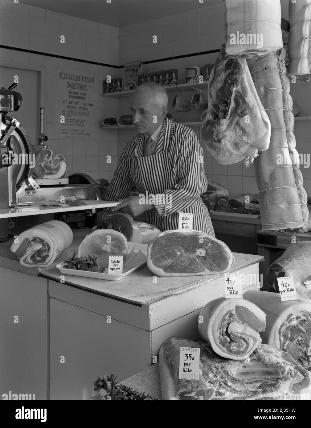 Le nouveau système métrique de la vente de bacon, 1966. Artiste : Michael Walters Banque D'Images