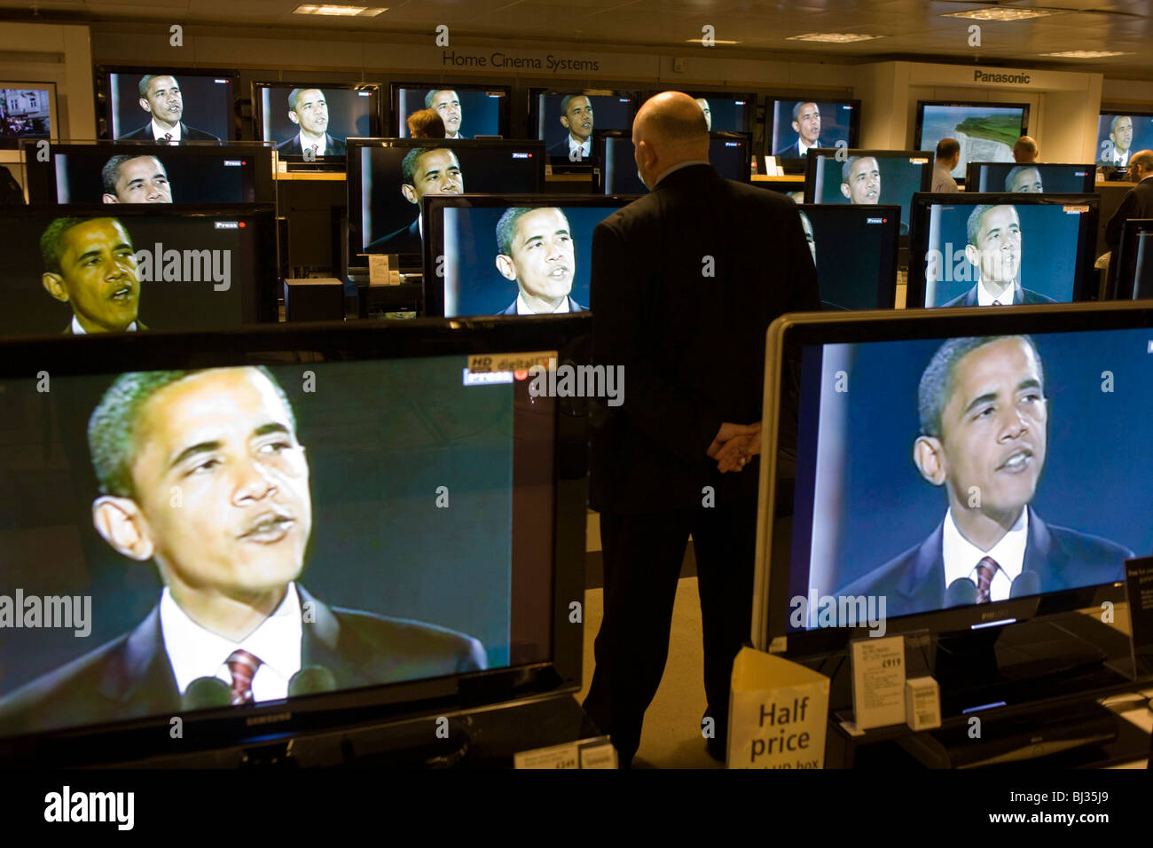 La victoire électorale de Barack Obama donne aux discours sur les écrans de télévision de BBC News sur étage audio de John Lewis department store Banque D'Images
