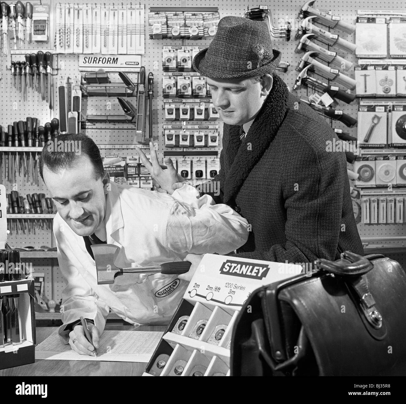 Tordre le bras pour une commande, 1967. Artiste Michael Walters Photo