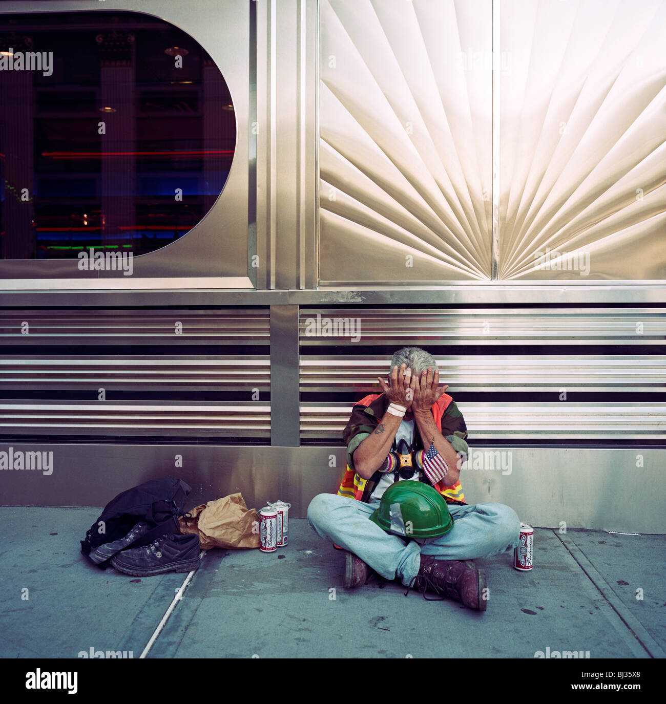 Conduit à travers l'Amérique pour aider au Ground Zero, un travailleur de la construction les larmes de ses yeux lingettes après avoir été témoin d'horreurs. Banque D'Images