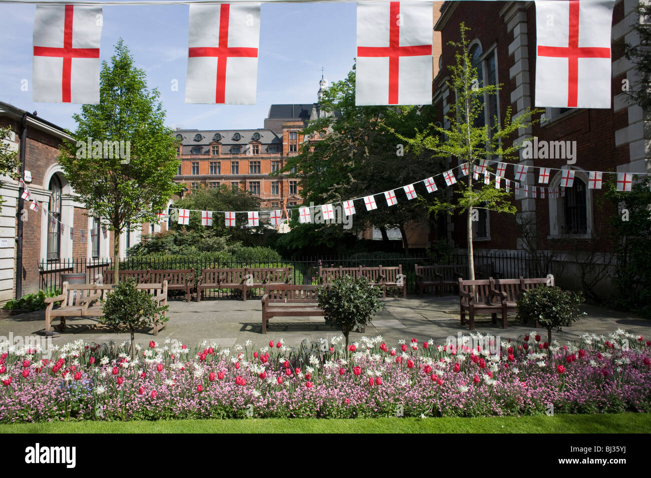 Le jour de rue George, je vois des drapeaux à l'Eglise St Botolph pendant les 23 avril, Journée nationale de l'Angleterre. Banque D'Images