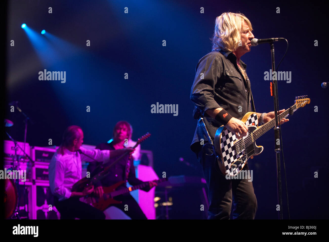 Groupe de rock britannique Status Quo sur scène lors de leur tournée européenne. Banque D'Images