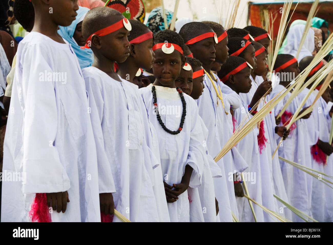 Les jeunes garçons âgés entre 8 et 13 se réunissent pour célébrer un rite de passage, la circoncision. Banque D'Images