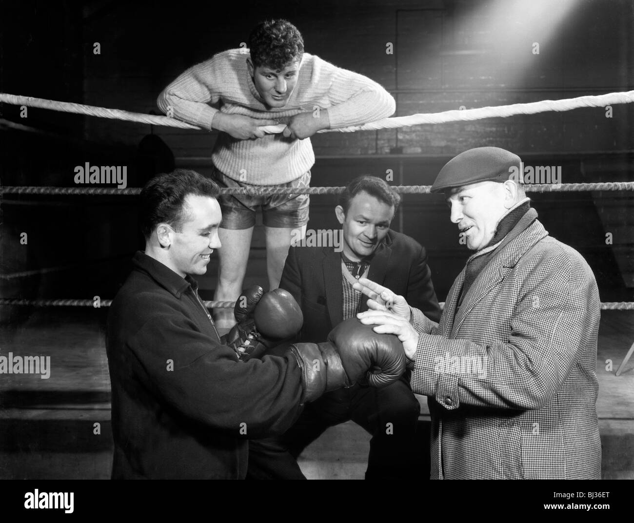 Un mineur de Sunderland obtient quelques conseils de boxe Ringside, Newcastle, 1964. Artiste : Michael Walters Banque D'Images