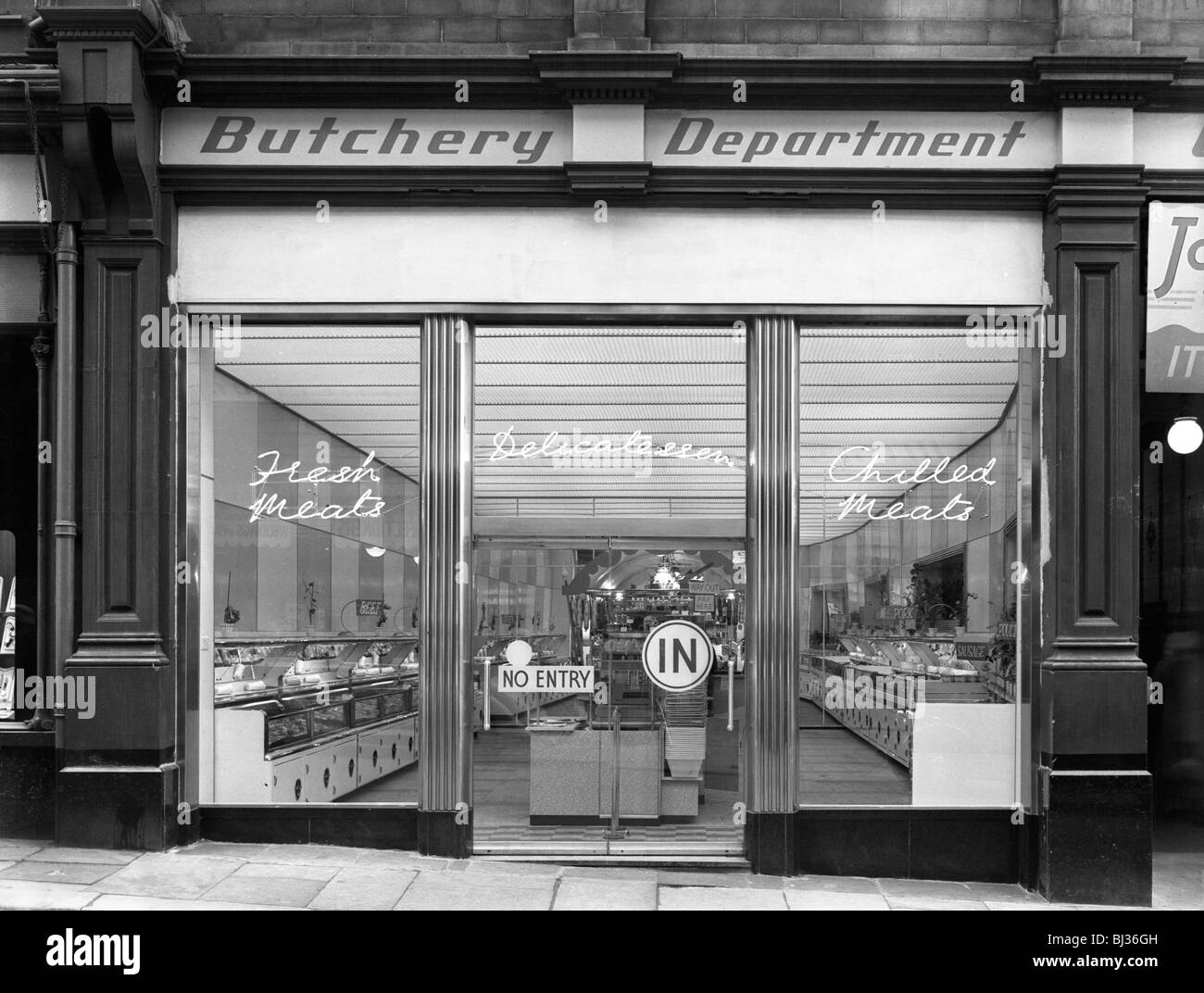 Nouveau Co-op central Butcher's Department, Barnsley, dans le Yorkshire du Sud, 1957. Artiste : Michael Walters Banque D'Images