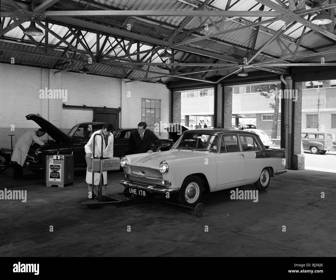 Scène dans Globe & Simpson's auto atelier d'électricité, Nottingham, Nottinghamshire, 1961. Artiste : Michael Walters Banque D'Images