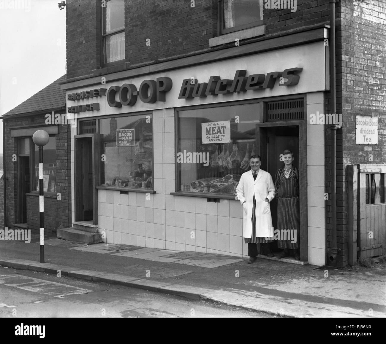 Fin du rationnement, la viande et le lard en vente à l'Barnsley Co-op bouchers, South Yorkshire, 1954. Artiste : Michael Walters Banque D'Images