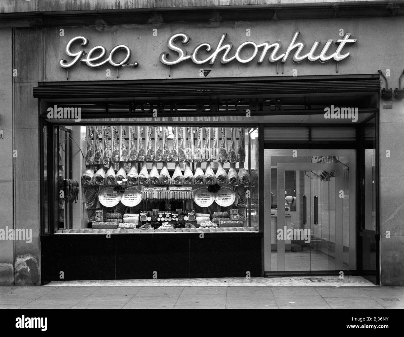 La fenêtre de George Schonhut boucherie, Barnsley, dans le Yorkshire du Sud, 1955. Artiste : Michael Walters Banque D'Images