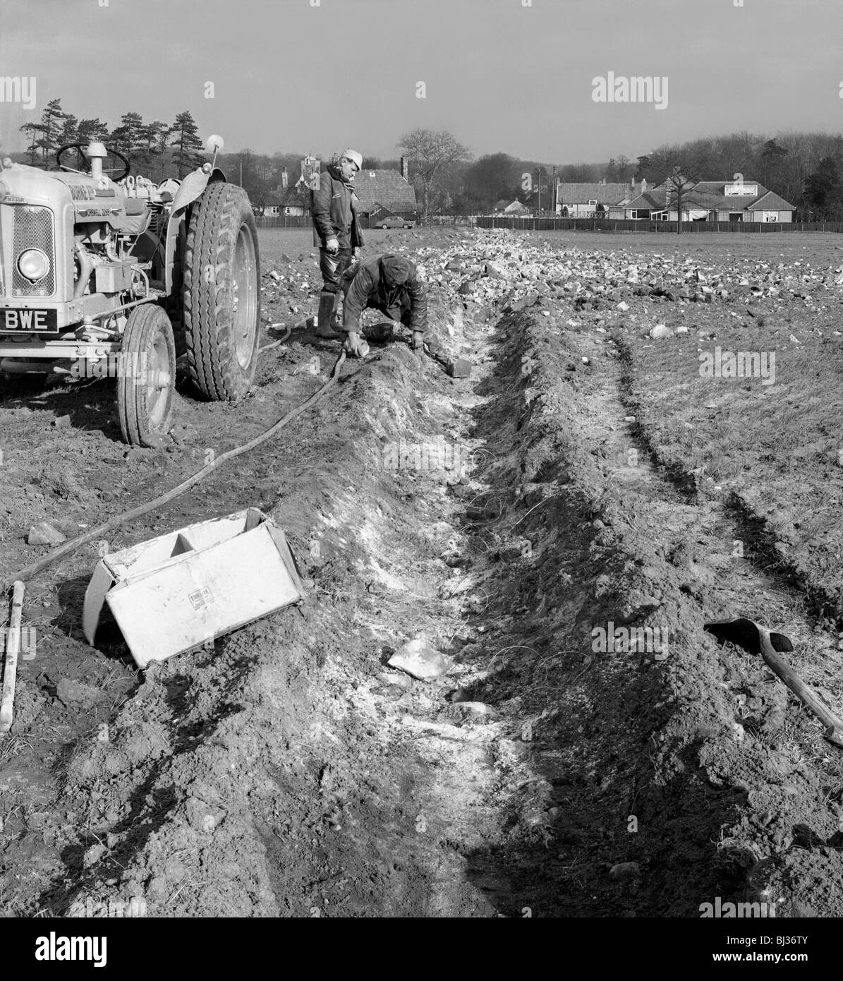 L'établissement d'entrepreneurs des explosifs dans une tranchée à Firbeck, près de Glasgow, 1962. Artiste : Michael Walters Banque D'Images