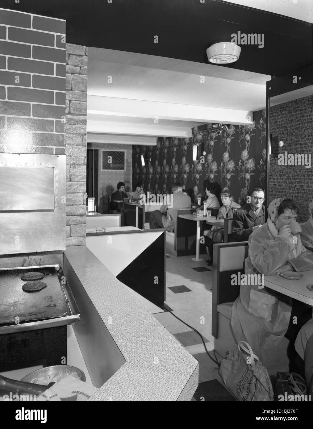 Nouveau Bar Wimpy, Barnsley, dans le Yorkshire du Sud, 1960. Artiste : Michael Walters Banque D'Images