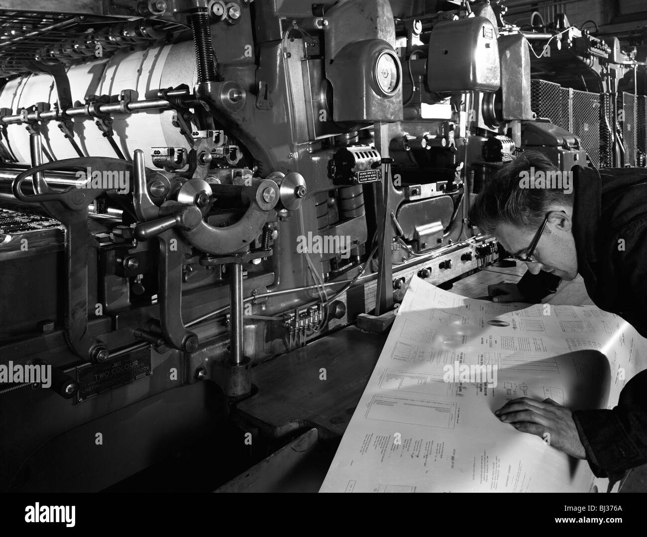 Contrôle de pages imprimées sur une presse deux couleurs, Bawtry, South Yorkshire, 1959. Artiste : Michael Walters Banque D'Images