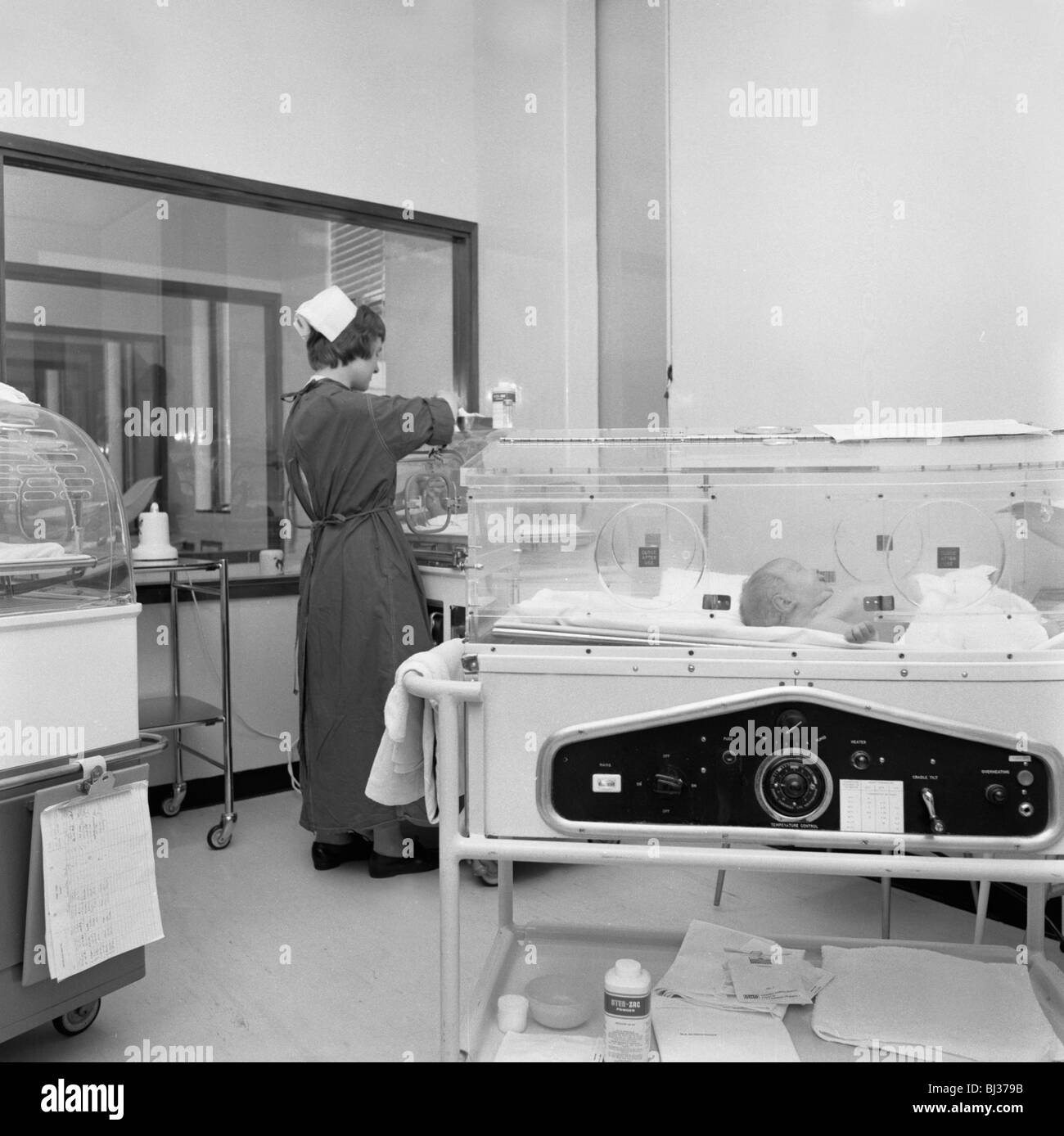 Unité de soins spéciaux pour les prématurés, le bord du néant l'hôpital, Sheffield, South Yorkshire, 1969. Artiste : Michael Walters Banque D'Images