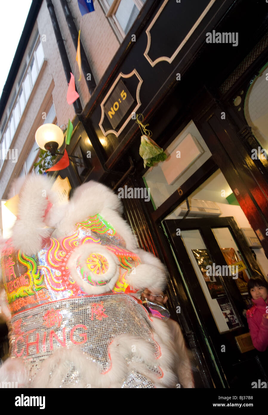 Un lion danse au nouvel an chinois dans China Town, Soho Londres Banque D'Images