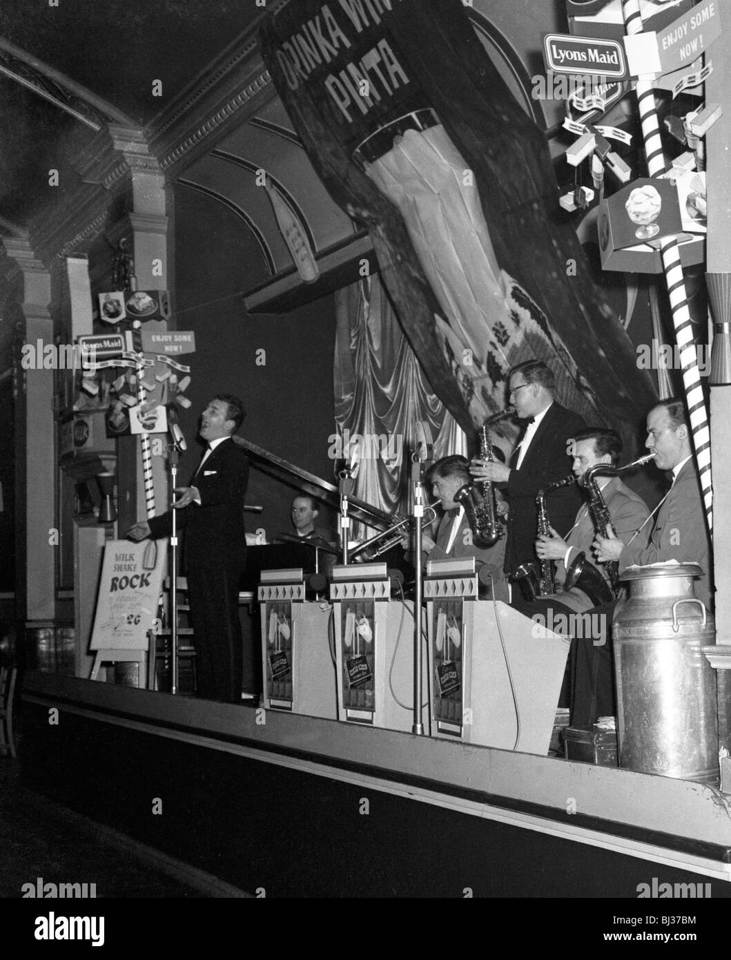 Lyons Maid (lait) promotion de la danse, de Bawtry, South Yorkshire, 1960. Artiste : Michael Walters. Banque D'Images