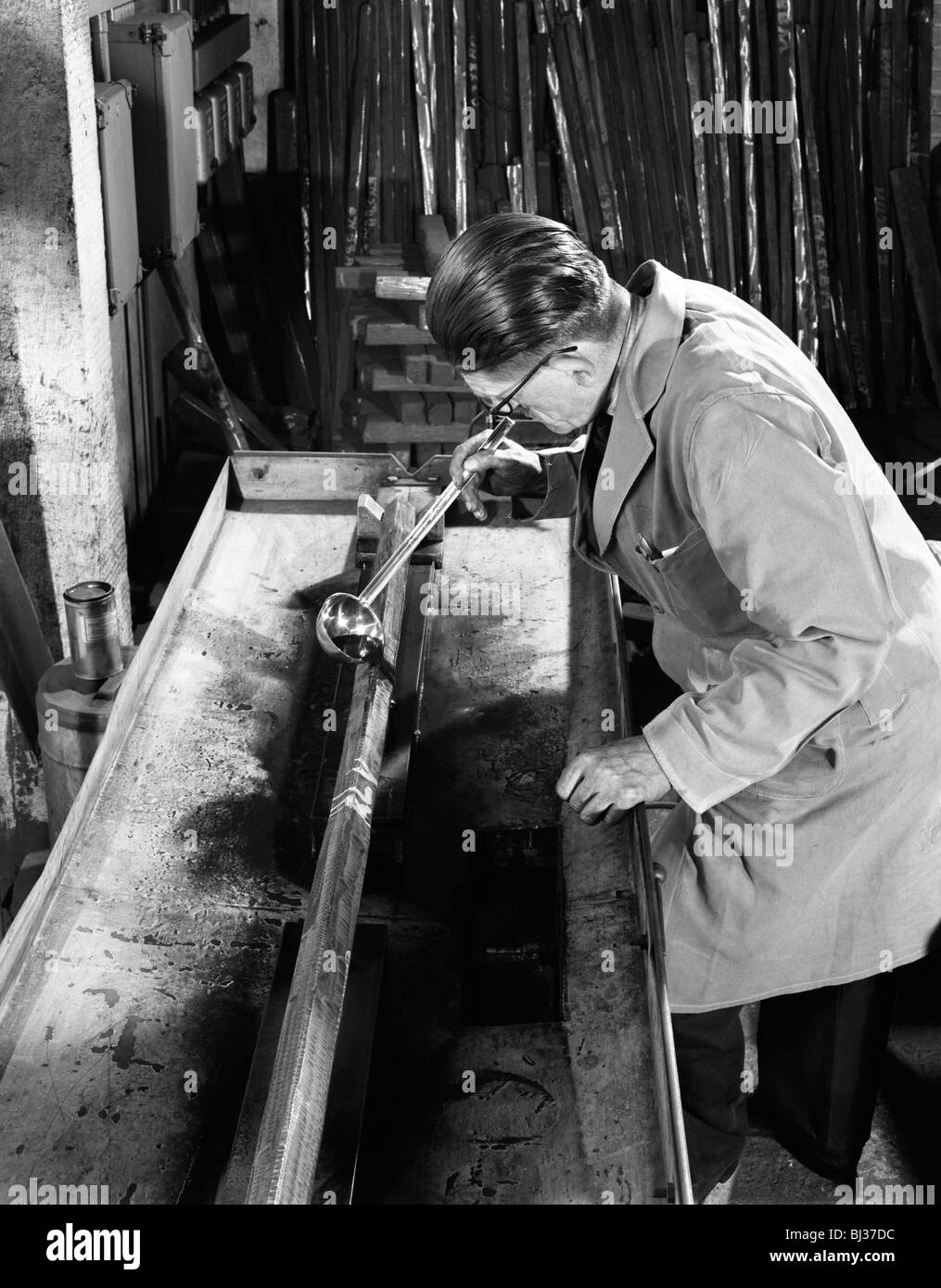 Détection de fissures sur les barres d'acier à J Eugène Riedweg & Sons, Sheffield, South Yorkshire, 1963. Artiste : Michael Walters Banque D'Images