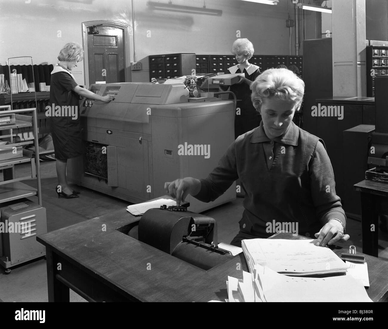 Données Hollerith machine dans un bureau à l'Edgar Allen Steel Co, Sheffield, South Yorkshire, 1963. Artiste : Michael Walters Banque D'Images