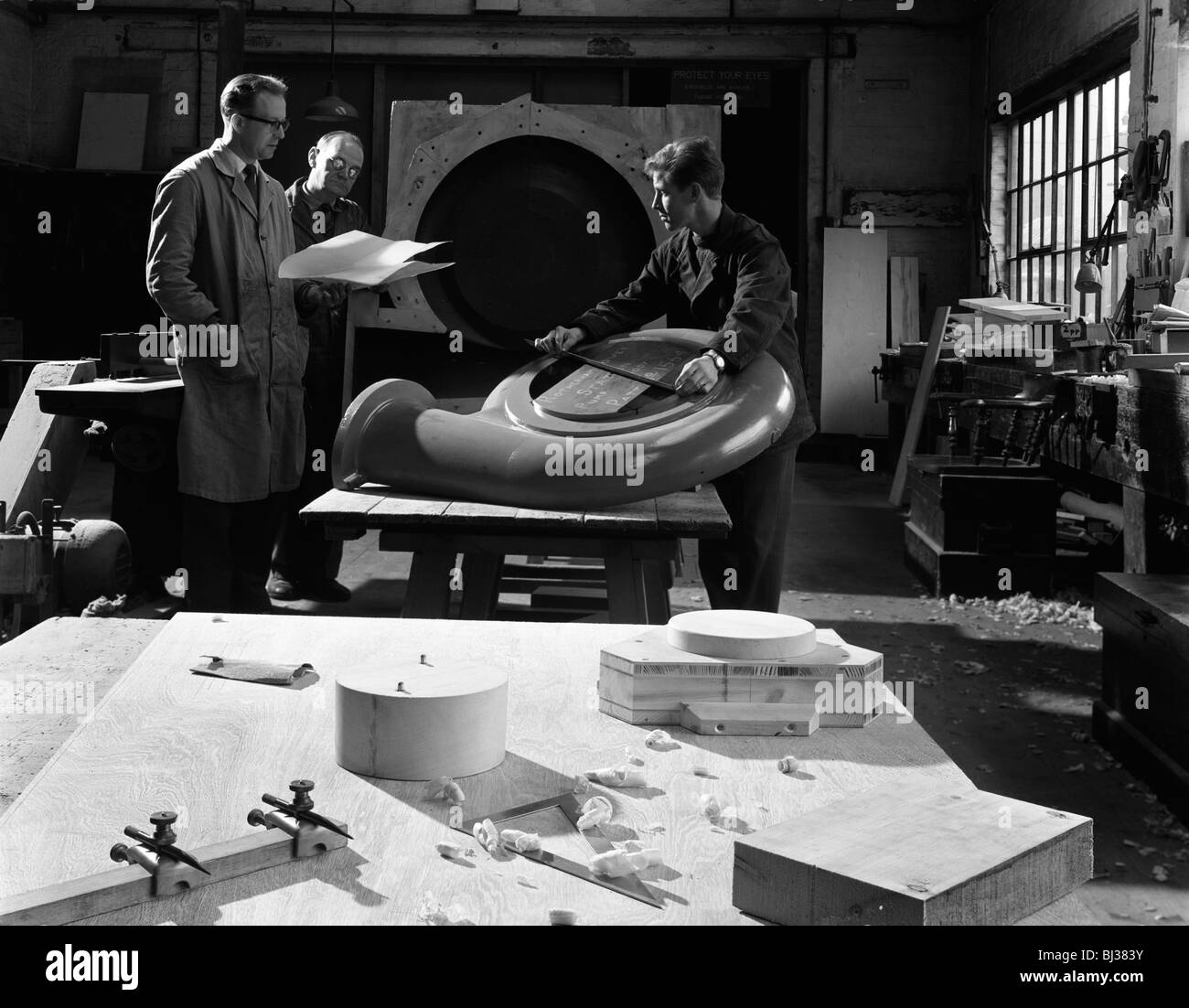 Contrôle de qualité un casting pour une pompe, Rotherham, South Yorkshire, 1963. Artiste : Michael Walters Banque D'Images