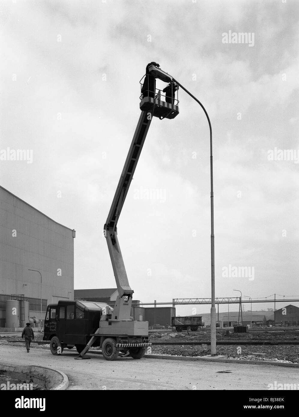 Simon cherry picker, Park Gate Iron & Steel Co, Rotherham, South Yorkshire, 1964. Artiste : Michael Walters Banque D'Images