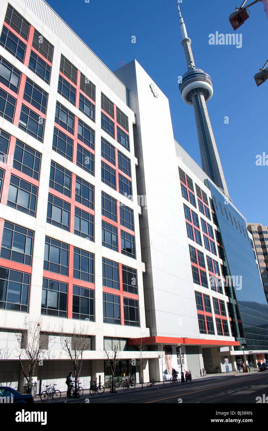 La station de télévision de Radio-Canada office building en face de CN towner sur une journée ensoleillée Banque D'Images