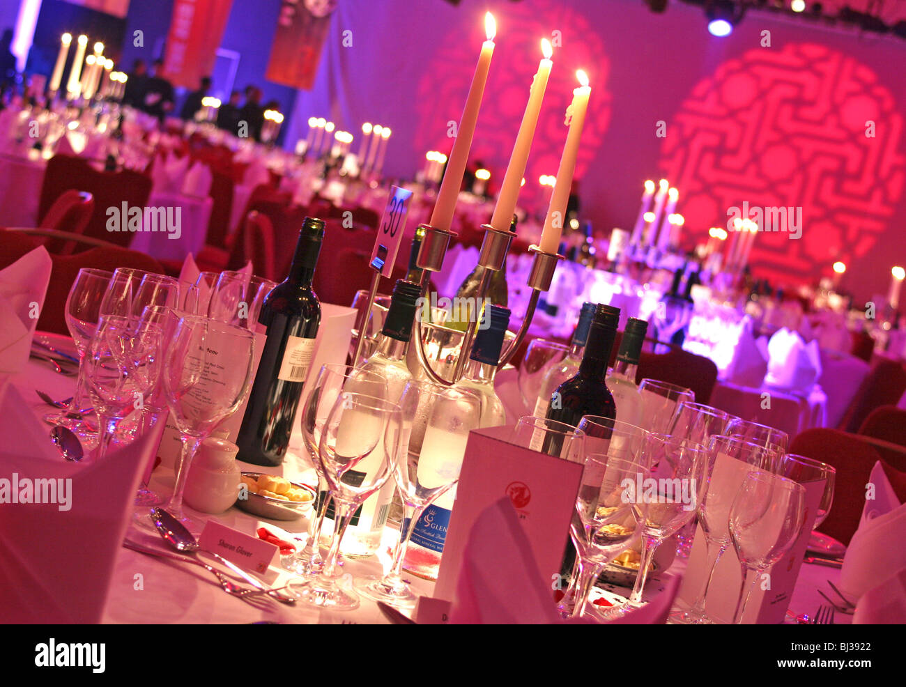 Tables à dîner un grand événement d'entreprise Banque D'Images