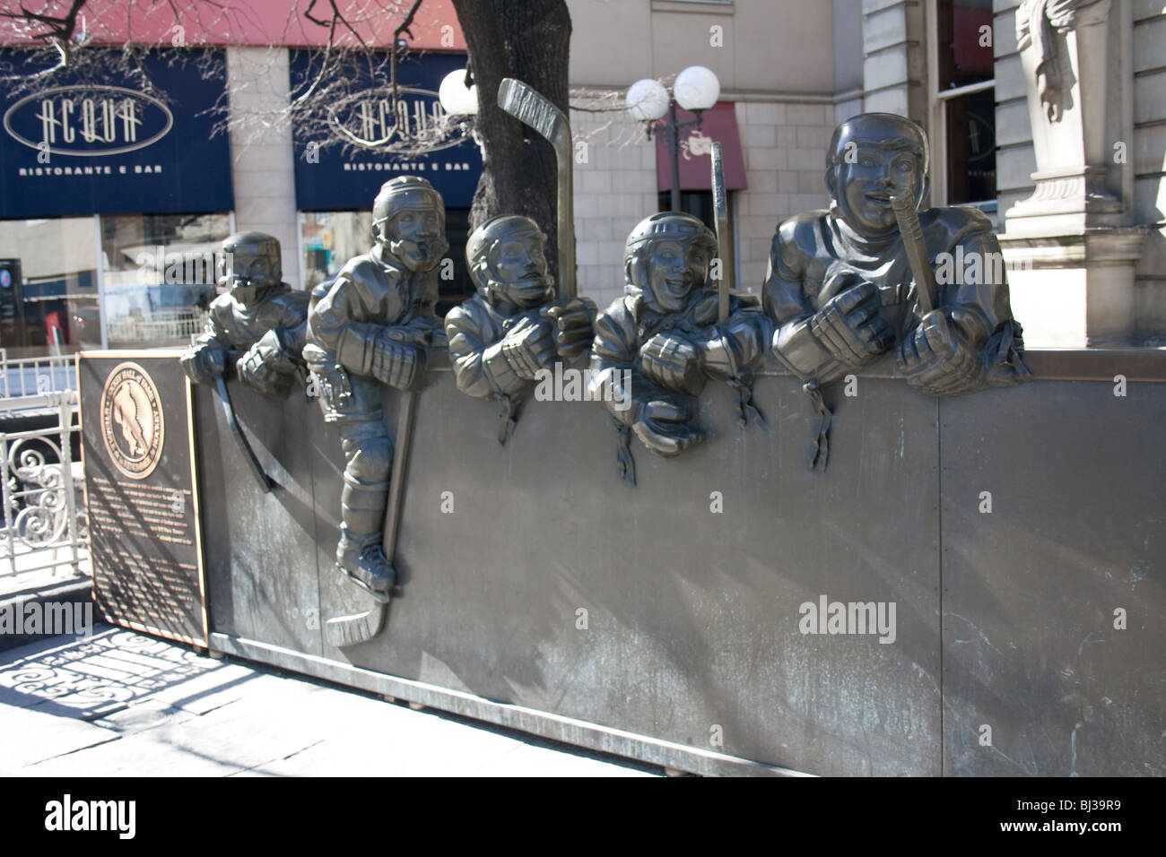 Sculptures à l'extérieur de la renommée du hockey à Toronto ontario canada Banque D'Images