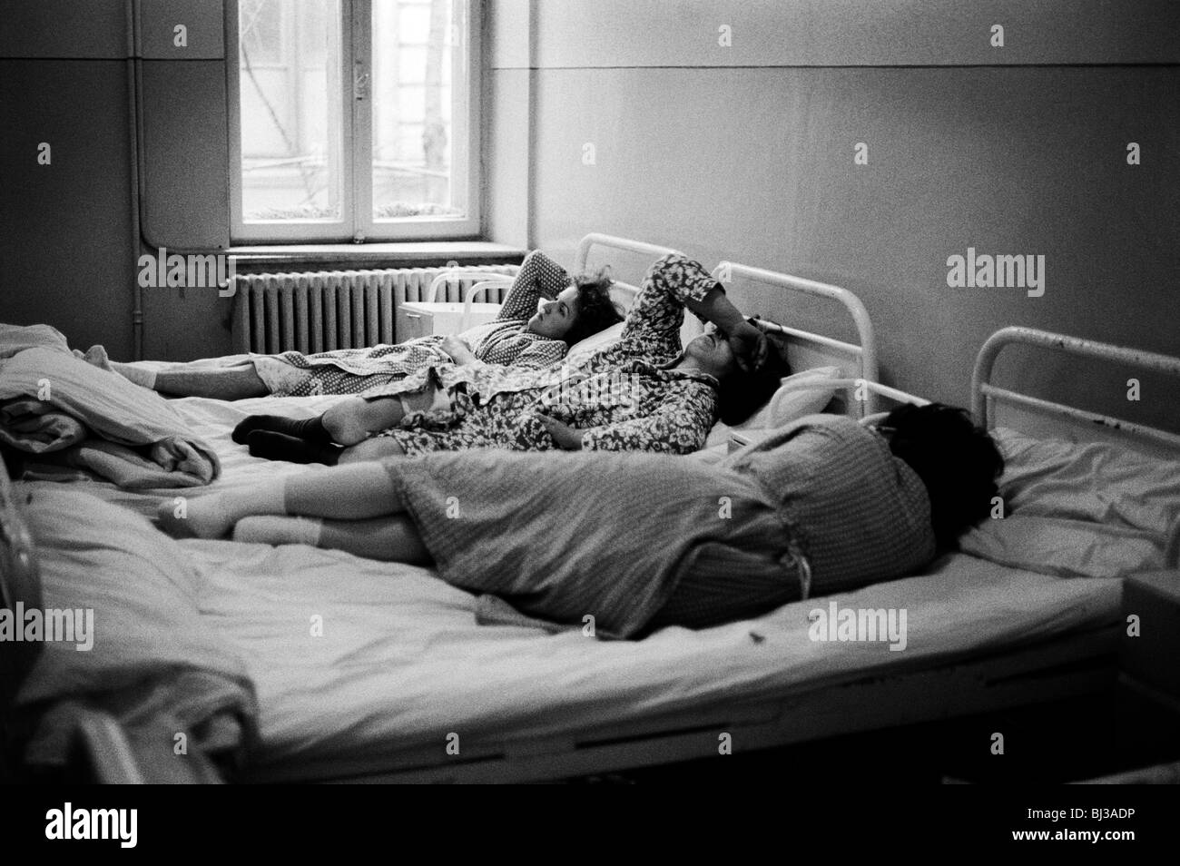 Les femmes en attente d'un avortement partager avec ceux qui se remettent d'un avortement. L'hôpital de Bucarest, Roumanie. Février 1990 Banque D'Images