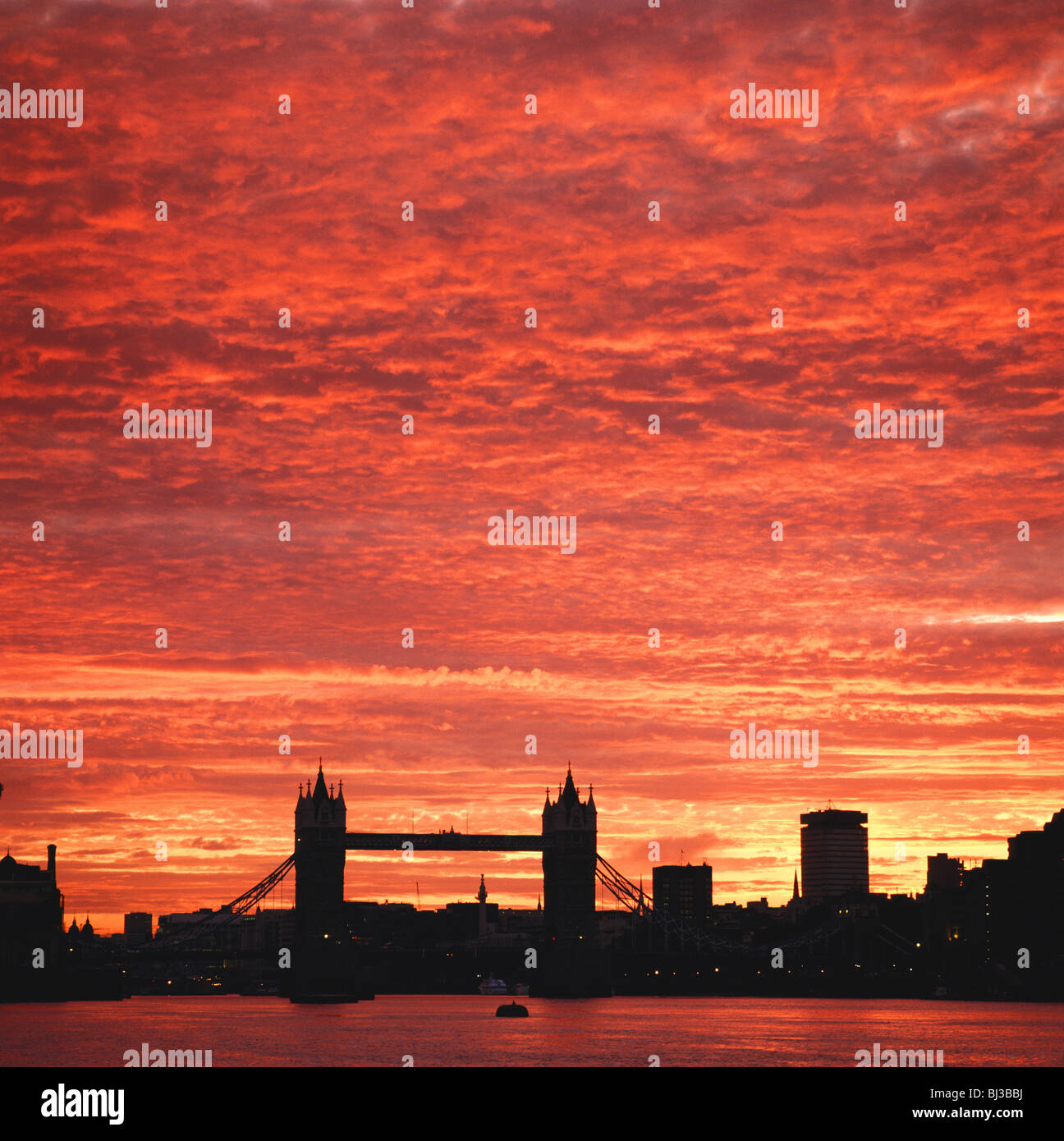 Tower Bridge, Londres, Royaume-Uni. Coucher de soleil spectaculaire sur le Tower Bridge et la Tamise, Londres, Angleterre, RU, FR. Ville de Londres. Banque D'Images