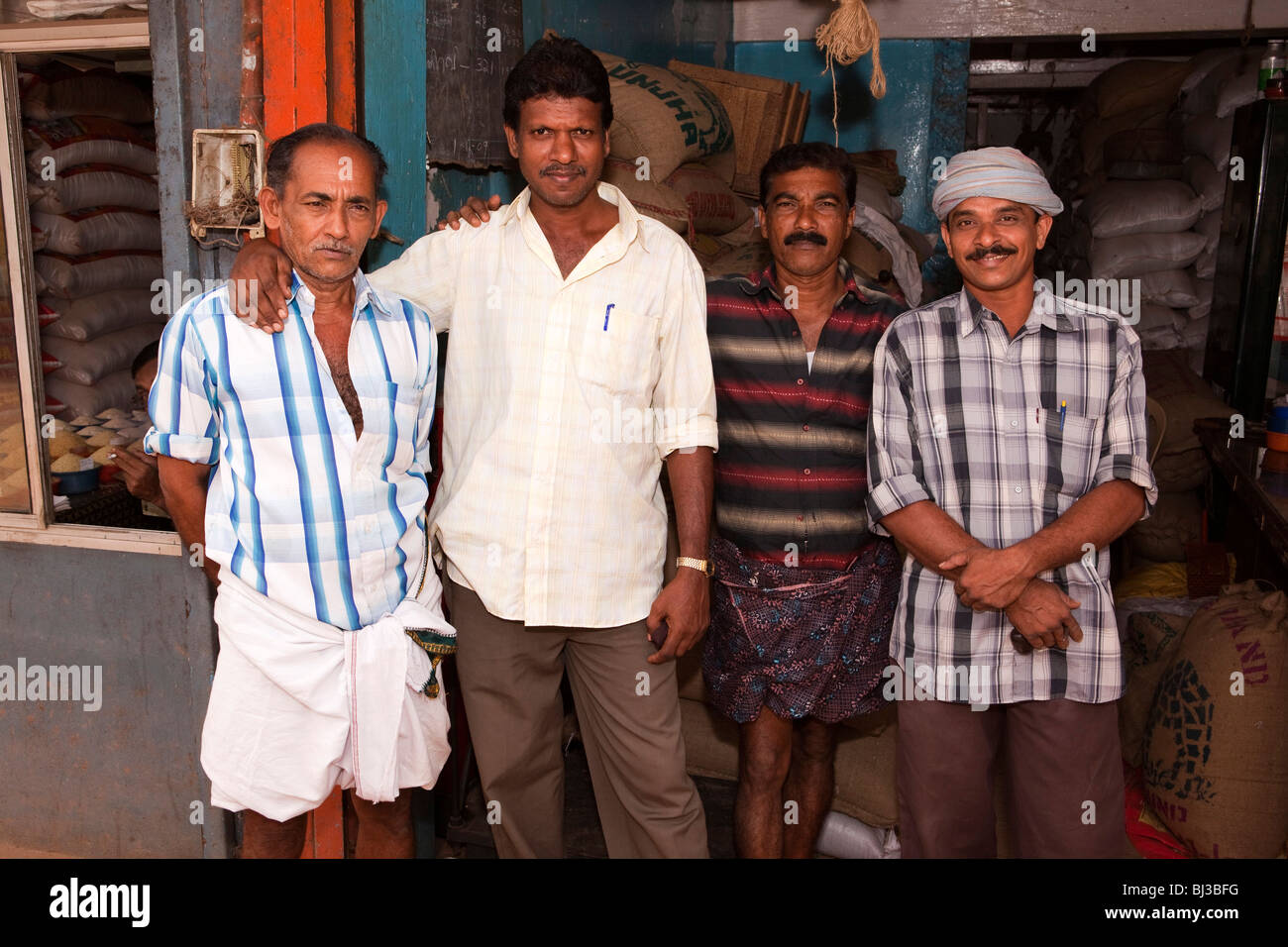 L'Inde, le Kerala, Calicut, Kozhikode, Big Bazar, groupe d'hommes en grossiste alimentaire Banque D'Images