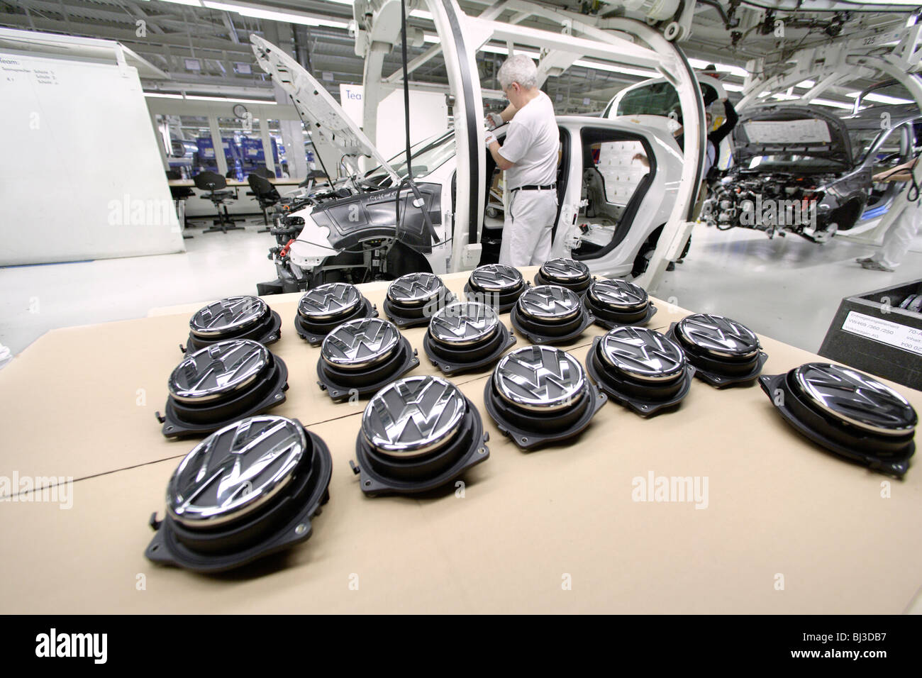 Volkswagen AG, la production des voitures particulières dans les œuvres de Wolfsburg. L'assemblage final de la VW Tiguan, d'un véhicule utilitaire sport Banque D'Images Volkswagen AG, la production des voitures particulières dans les œuvres de Wolfsburg. L'assemblage final de la VW Tiguan, d'un véhicule utilitaire sport Banque D'Images