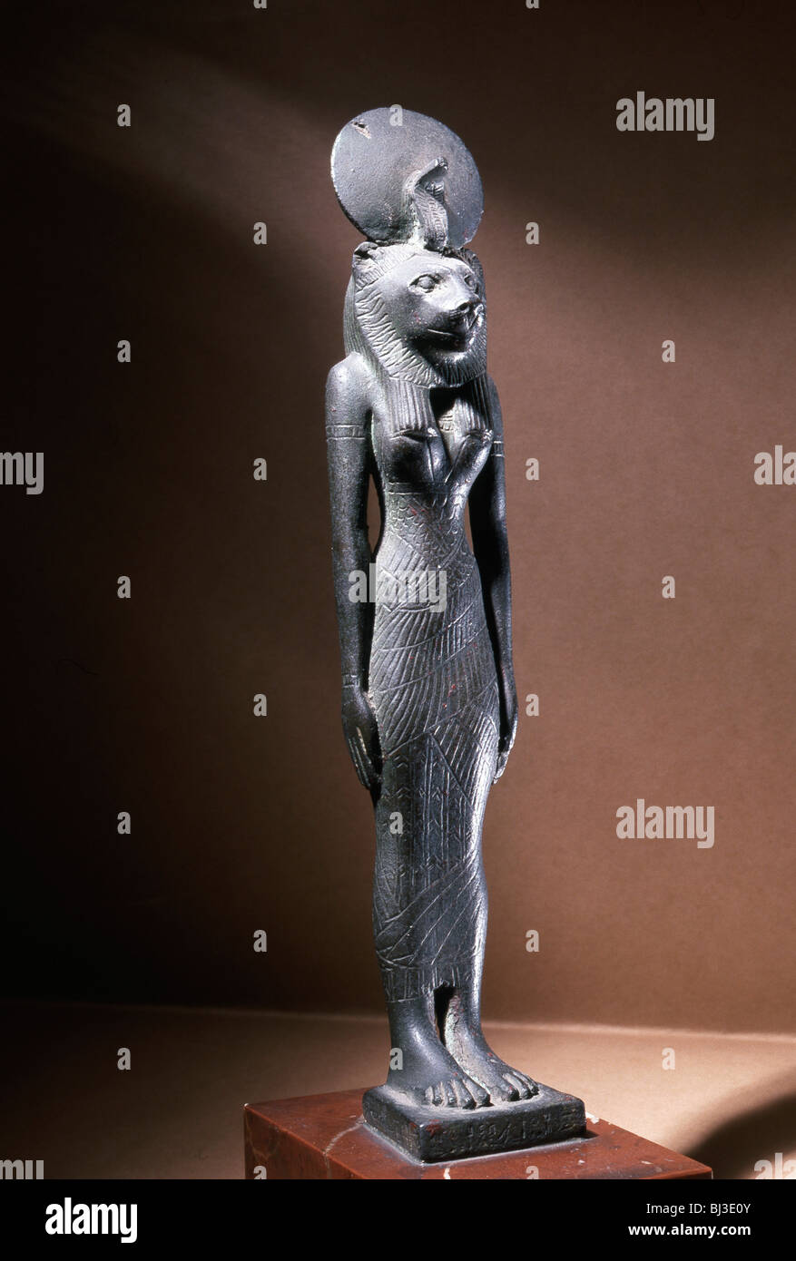 Statue of the goddess sekhmet Banque de photographies et d’images à ...