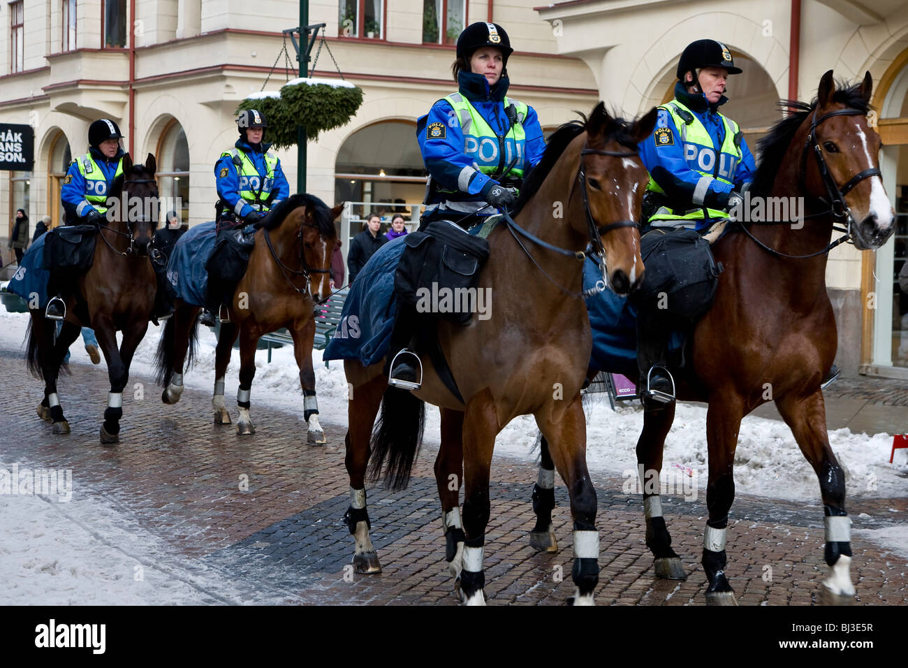 Quatre femmes policiers suédois assis à cheval, la Suède, Europe Banque D'Images