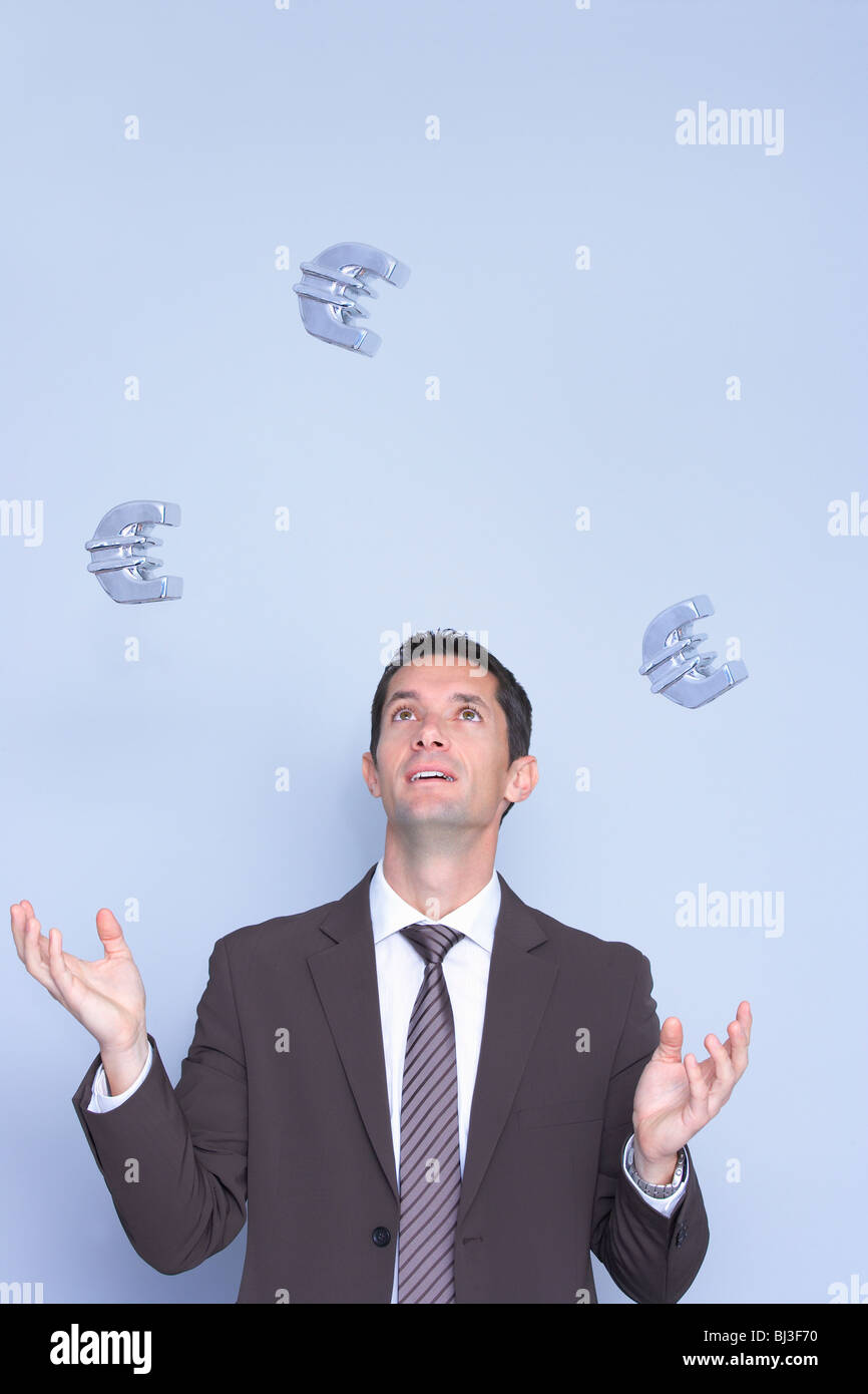 L'homme d'affaires à jongler avec d'euros Banque D'Images