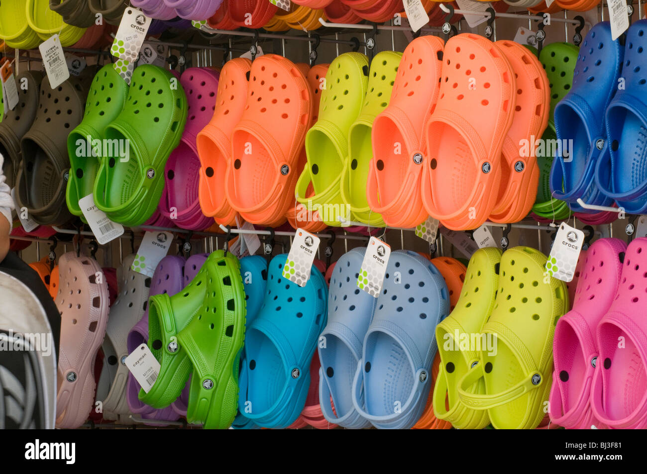 Présentation (gros plan) de sandales croc (Crocs) colorées et lumineuses à  vendre, étiquettes de prix jointes - stand commercial en plein air,  Yorkshire, Angleterre, Royaume-Uni Photo Stock - Alamy