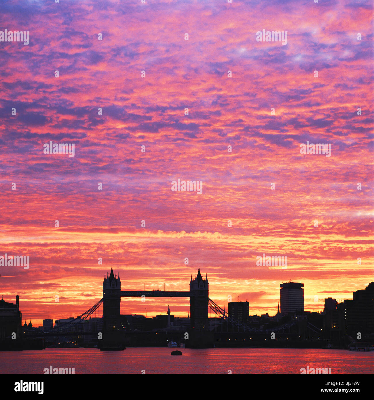 Londres, spectaculaire coucher de soleil sur le Tower Bridge et la Tamise, England, UK, FR. Ville de Londres. Banque D'Images