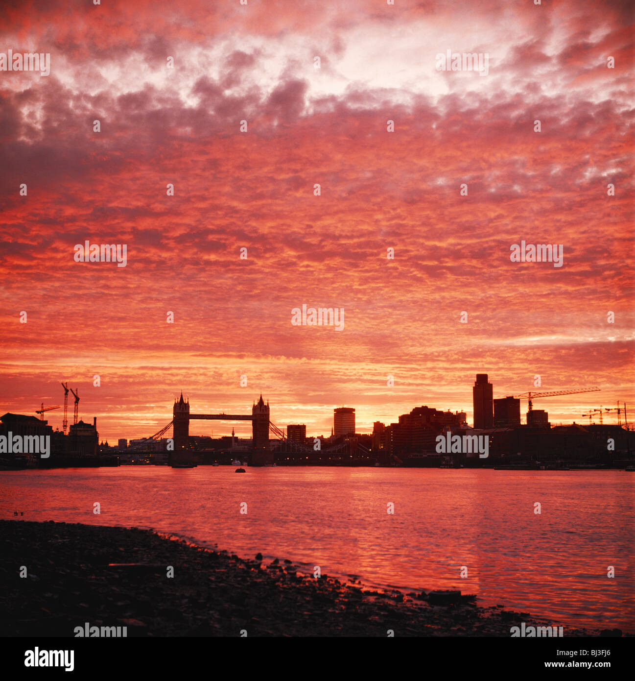 Londres spectaculaire coucher de soleil sur la Tamise et le Tower Bridge, Angleterre, RU, FR. Ville de Londres. Banque D'Images