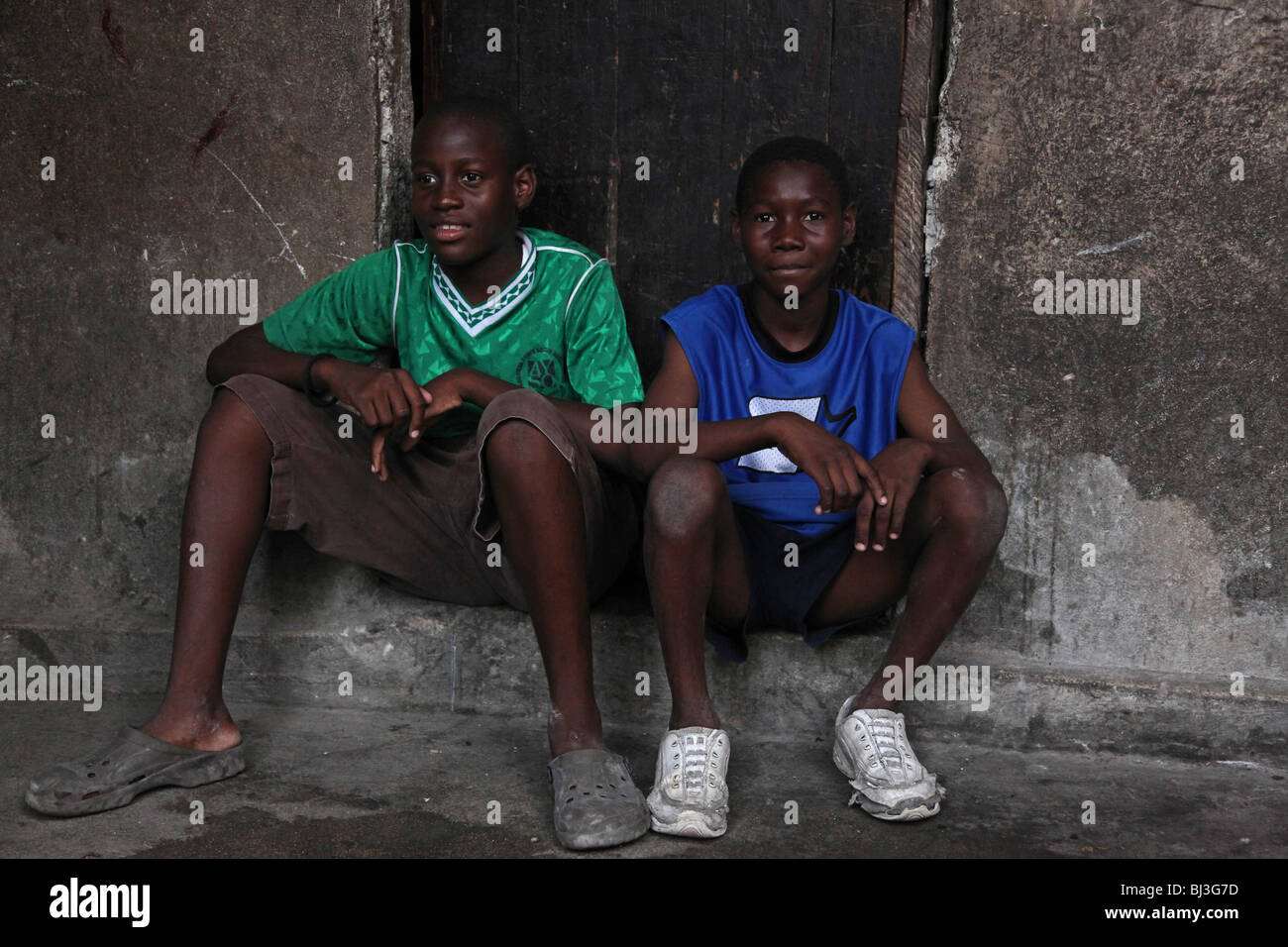 Deux garçons dans un orphelinat à PortauPrince, Haïti Photo Stock Alamy
