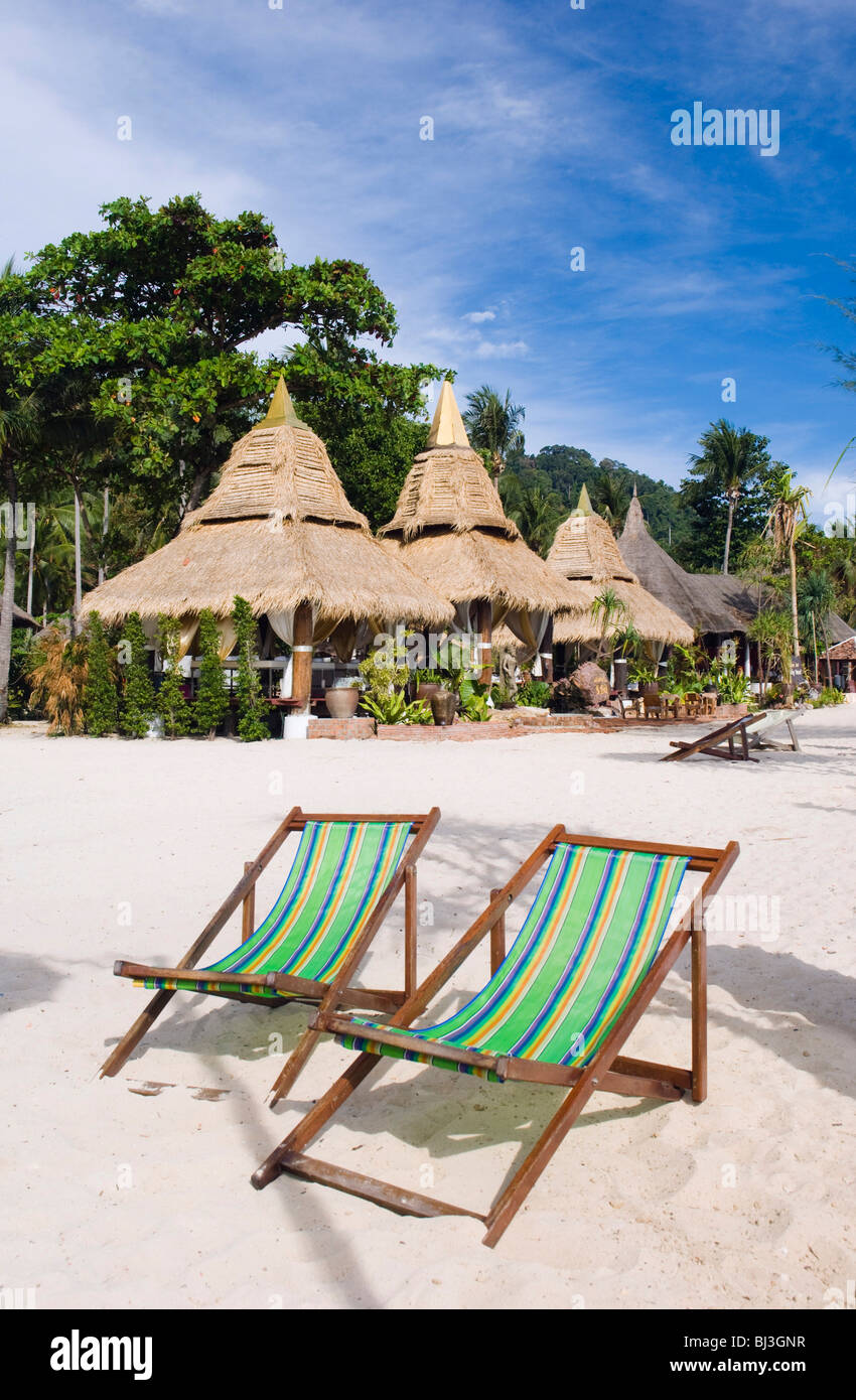 Transats et de cabanes sur le palm beach Resort, Ko Mayalay, Hai ou l'île de Koh Ngai, Trang, Thaïlande, Asie Banque D'Images