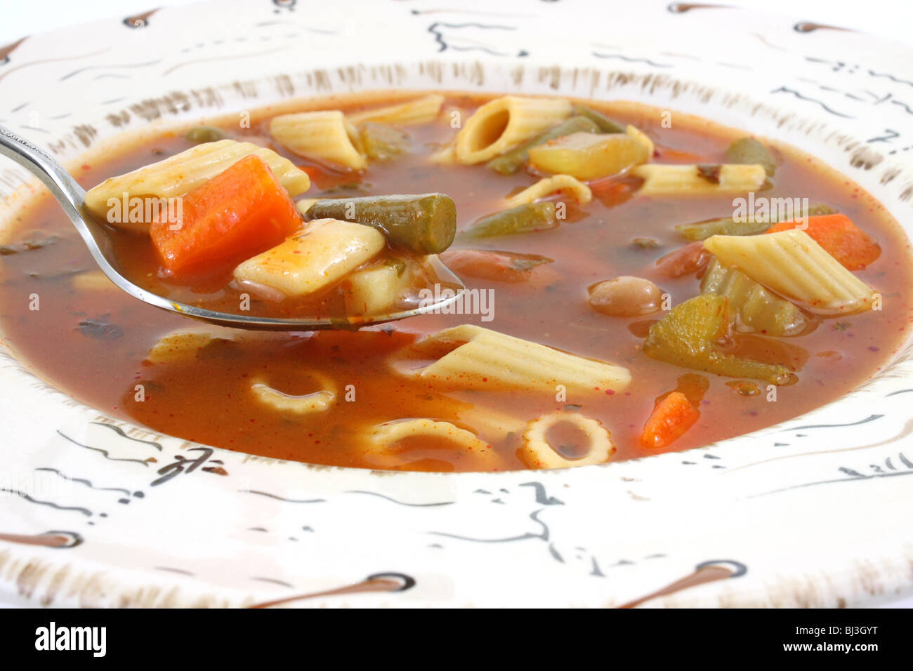 Fermer la vue des légumes et les pâtes dans un bol de soupe Banque D'Images