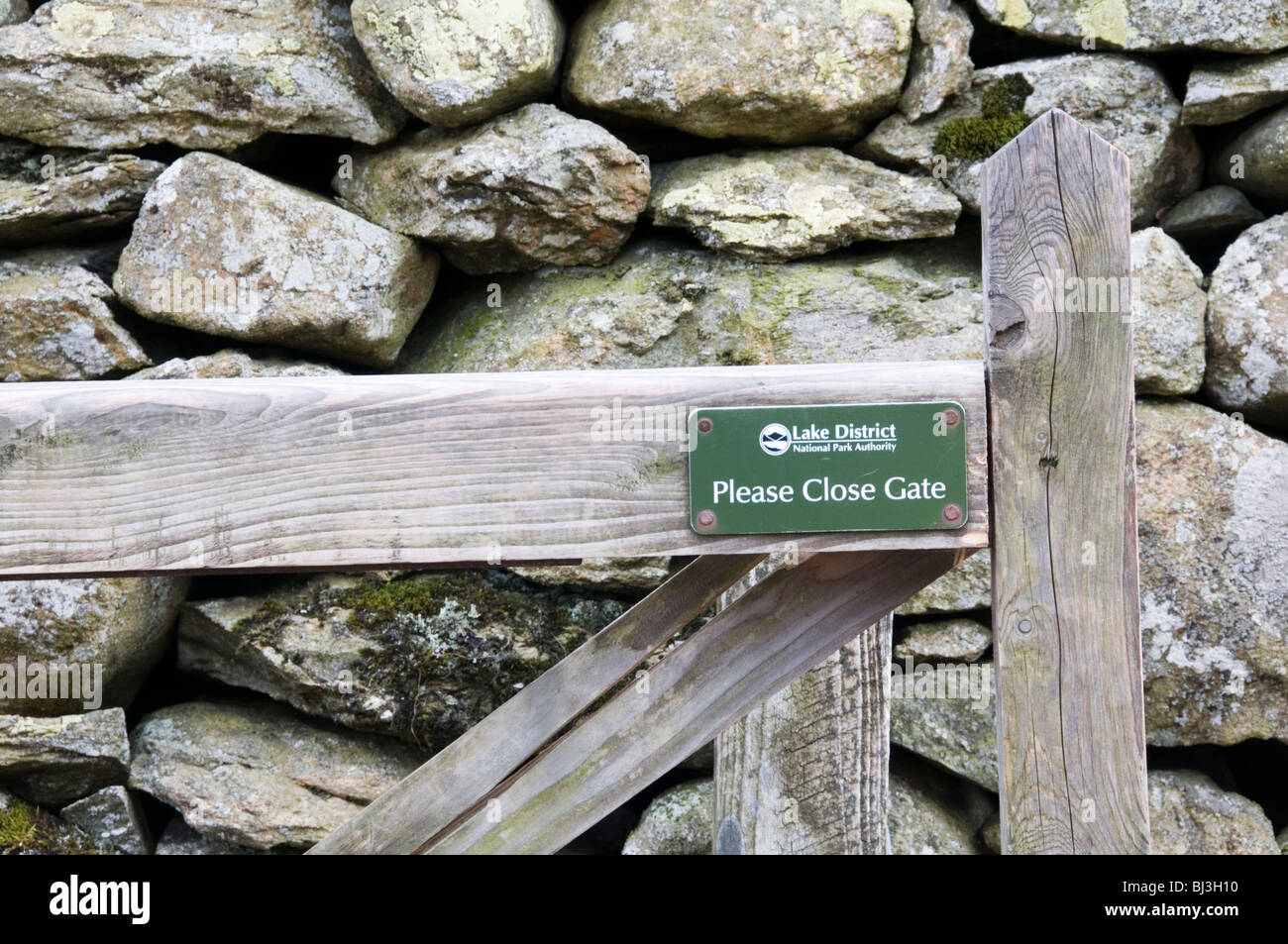 Veuillez fermer la porte signe sur porte en bois dans la région de Lake District Banque D'Images