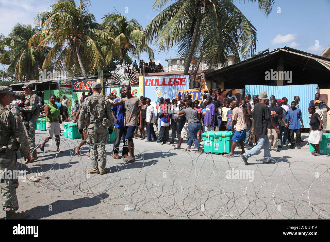 Des soldats de la 82e division aéroportée US Army, distribuer de l'aide à Port-au-Prince, Haïti après le séisme de janvier 2010 Banque D'Images