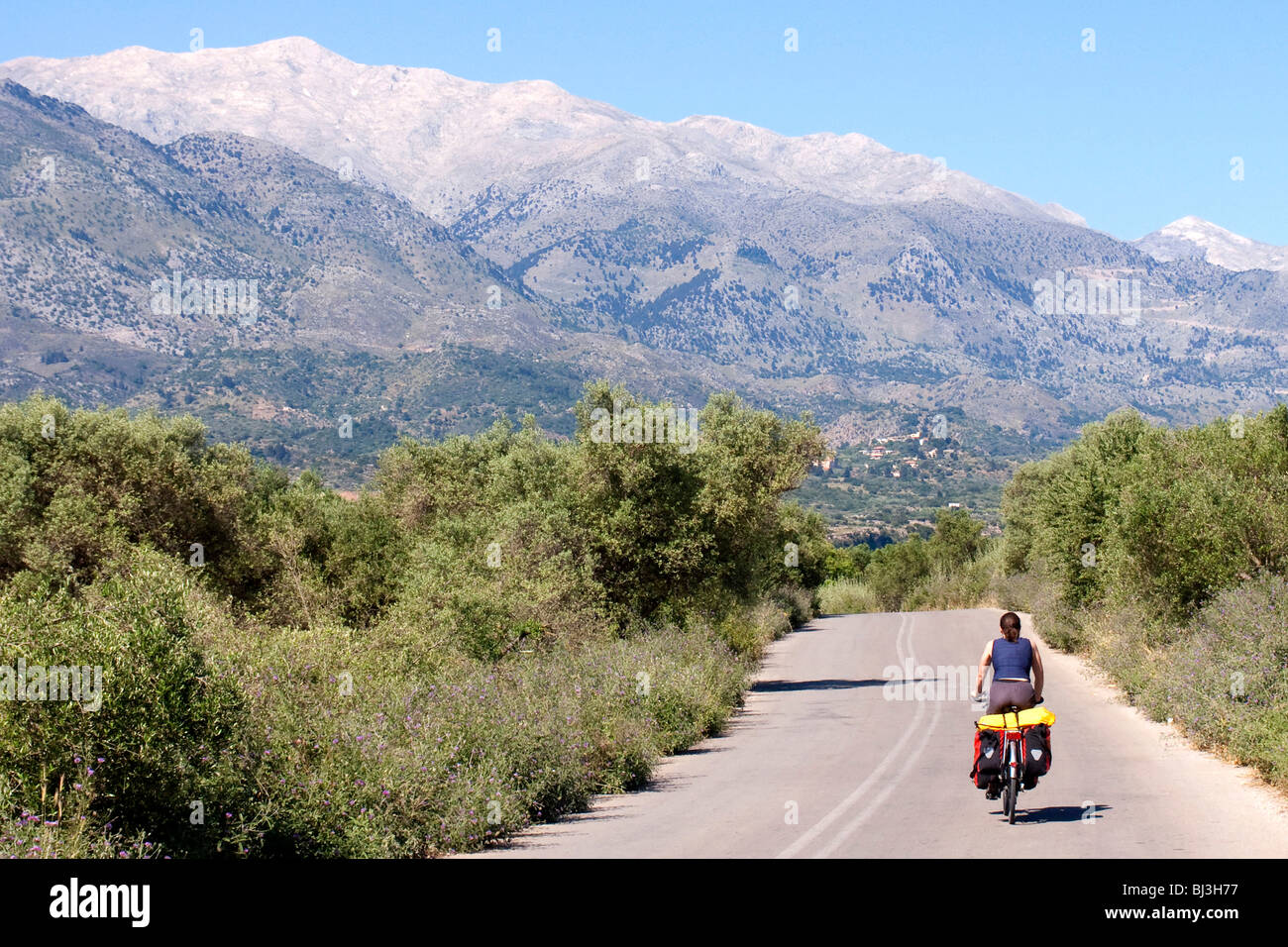 Cycliste sur route, avec vue sur les montagnes Blanches, Lefka Ori, près de Vamos, Crète, Grèce, Europe Banque D'Images