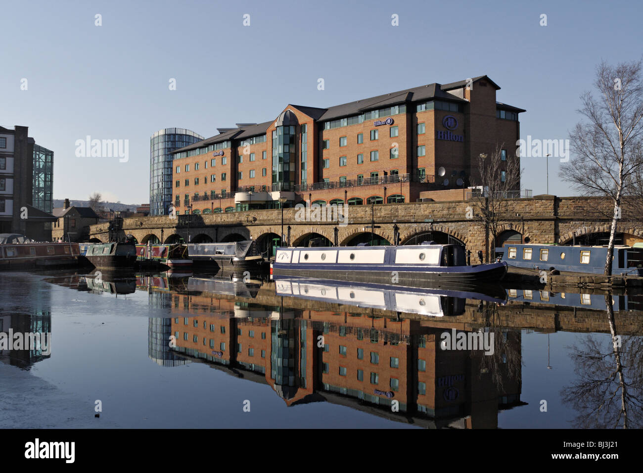 Des bateaux étroits amarrés à Victoria Quays, l'ancien Hilton Hotel Sheffield Angleterre UK Urban Development Regeneration Best Western plus Hotel Banque D'Images