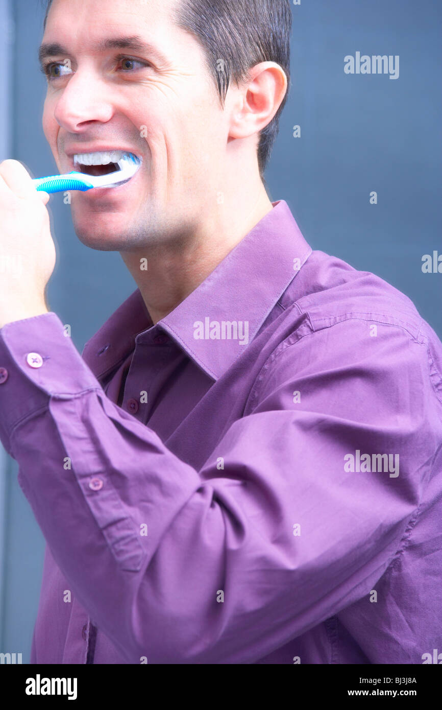L'homme se brosser les dents, tête rognée Banque D'Images
